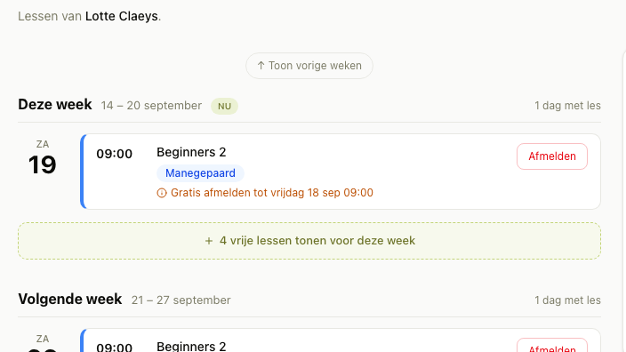 Uitsnede van het klantenportaal op een computer, met de lessen van deze week, per les een afmeldknop, de regel tot wanneer gratis afmelden kan en een link om de vrije lessen van die week erbij te tonen.