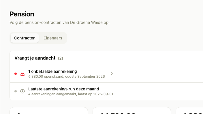 Uitsnede van het pension-overzicht in het beheer van Ponyportaal met de tabs Contracten en Eigenaars, een melding over een onbetaalde aanrekening en de laatste aanrekening-run van deze maand met vier aanrekeningen.