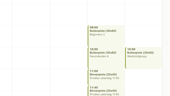 Uitsnede van de piste-agenda in het beheer van Ponyportaal met naast elkaar een verhuring van de binnenpiste op naam van de huurder, een les op de buitenpiste en een rij-melding in een eigen kleur.