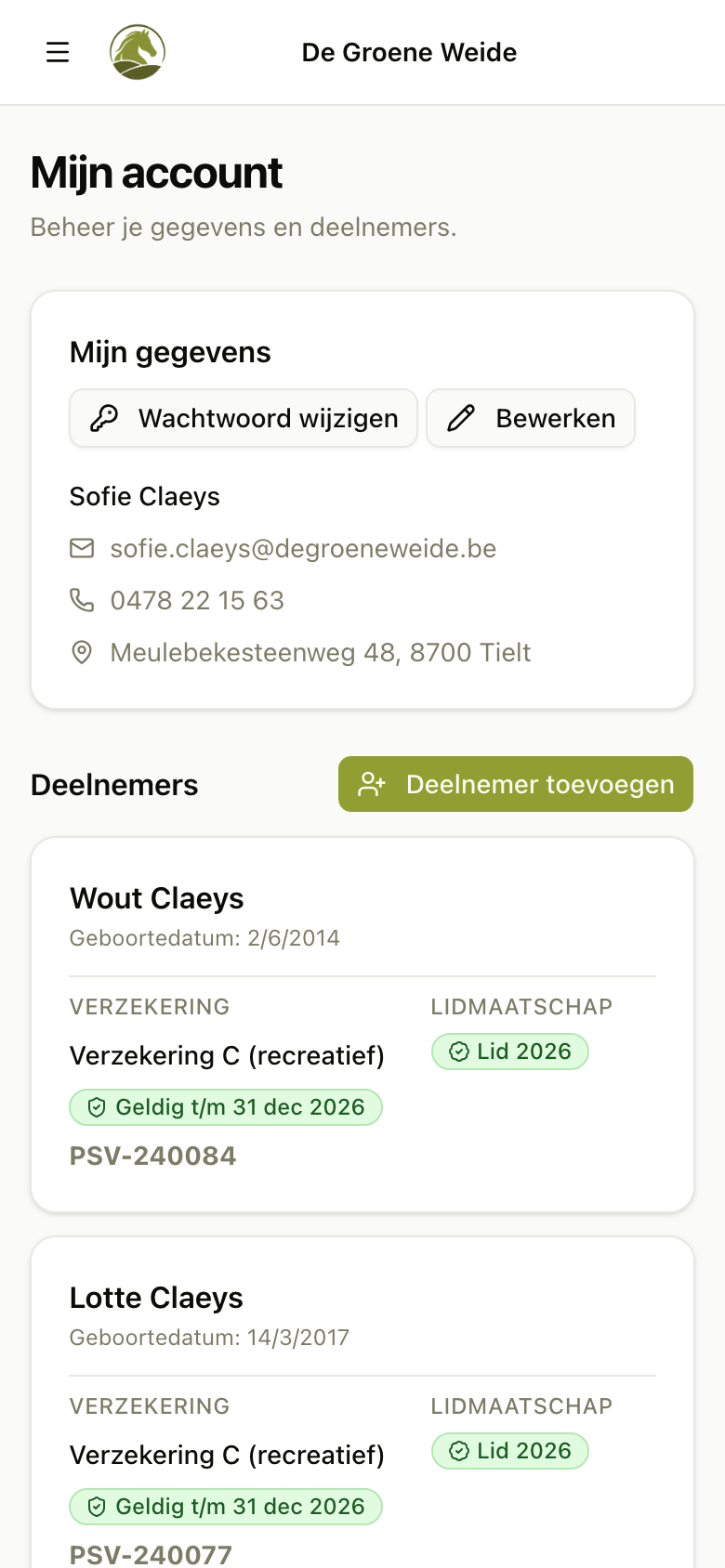 Mijn account in het klantenportaal op een gsm, met de eigen gegevens bovenaan en daaronder twee deelnemers met hun verzekering, hun geldigheidsdatum en hun lidmaatschap.
