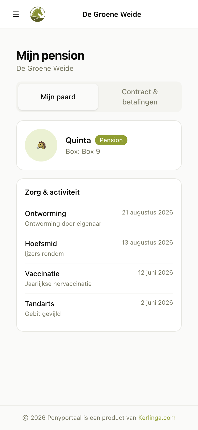 Mijn pension in het klantenportaal op een gsm, met tabs voor het paard en voor contract en betalingen, het paard met zijn box, en de geregistreerde ontworming, hoefsmid, vaccinatie en tandarts met hun datum.