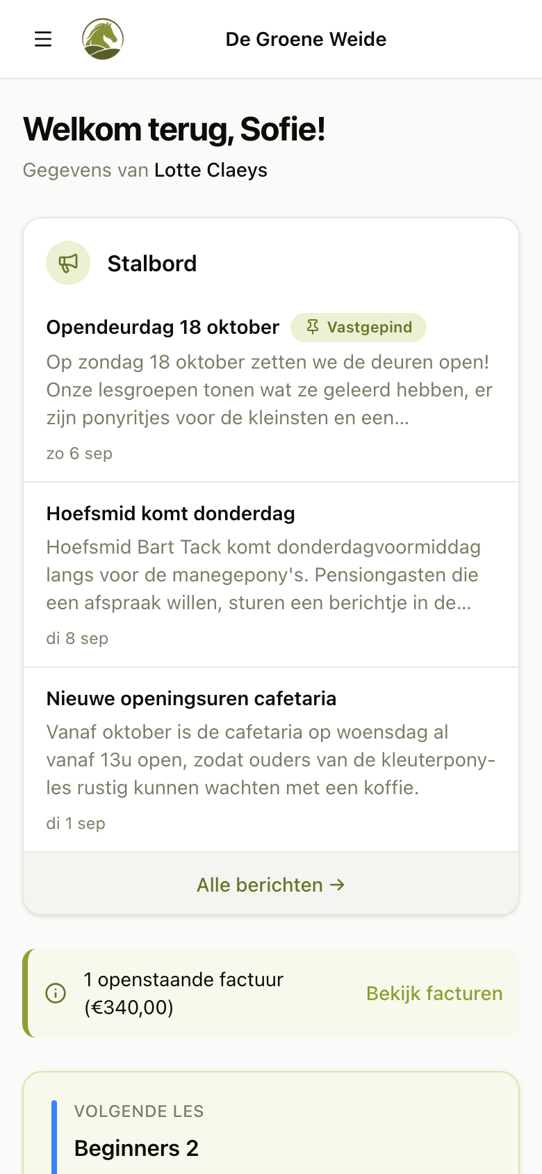 Klantenportaal op een gsm met de naam en het logo van de manege bovenaan, daaronder het stalbord met de berichten van de manege en een melding over een openstaande factuur.