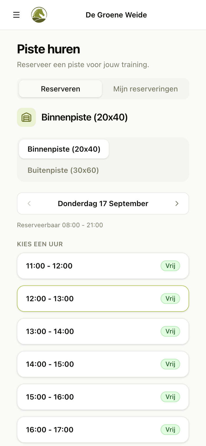 Piste huren in het klantenportaal op een gsm, met de keuze tussen binnenpiste en buitenpiste, de reserveerbare uren van die dag en per tijdblok of het vrij is.